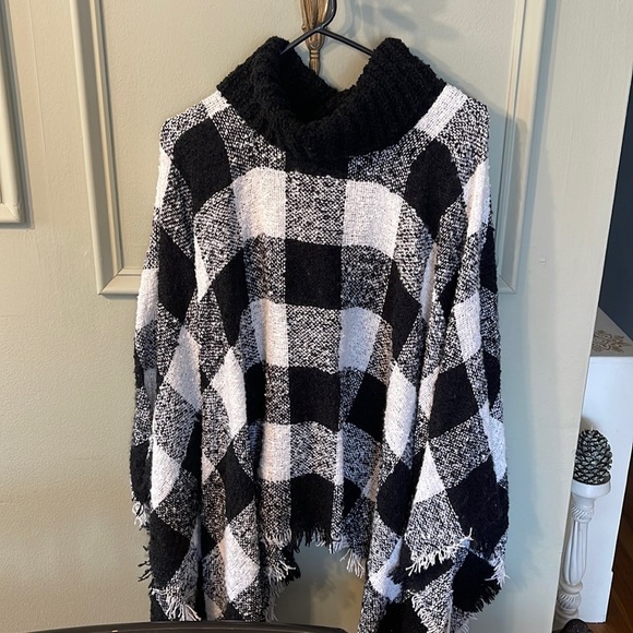 WOODLAND CREEK ⭐️  buffalo check knit poncho - Picture 2 of 4